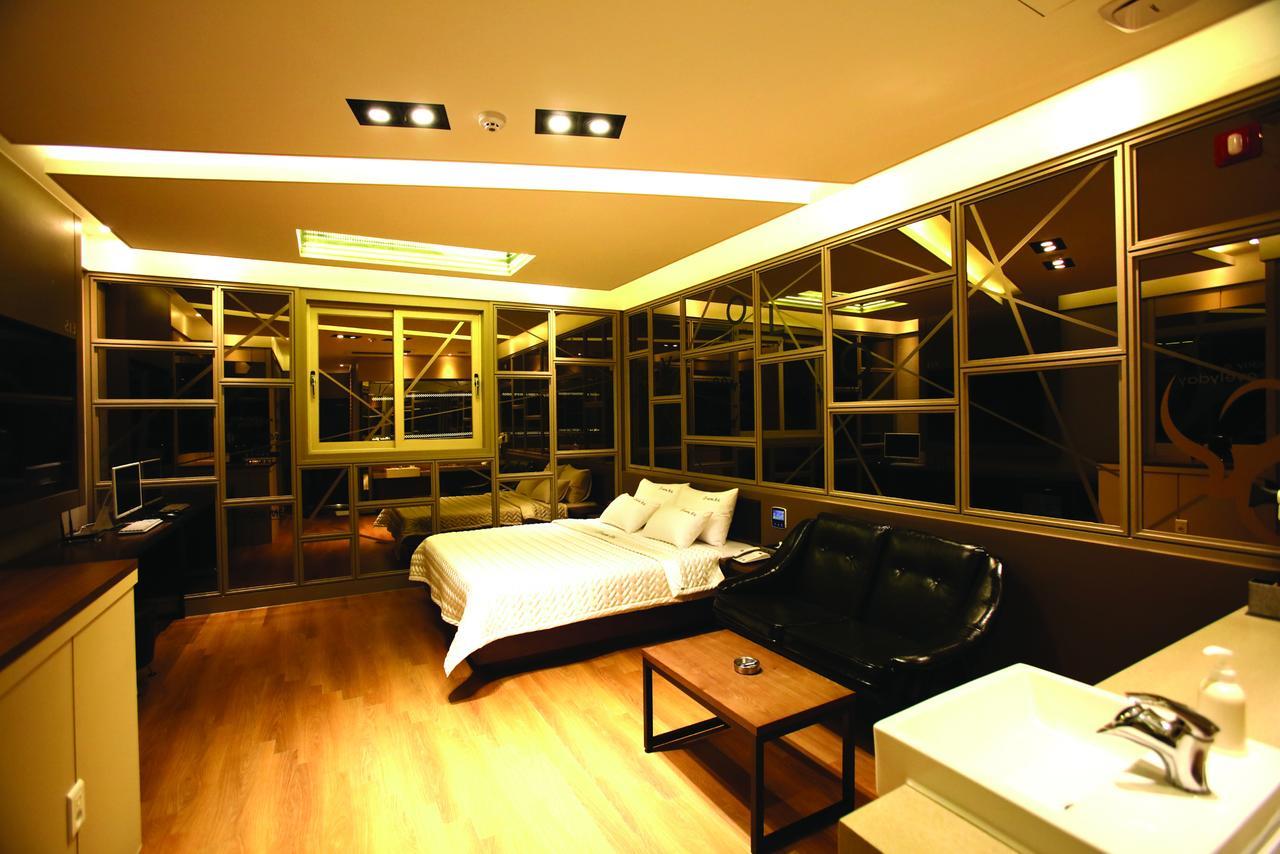 Hotel Yolo Chongnae-dong Exterior foto
